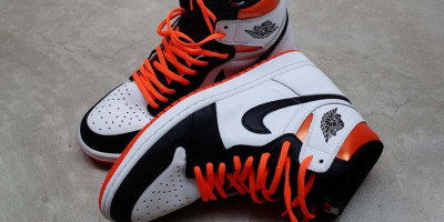 Nike Air Jordan 1 Electro Orange Yang Mencolok thumbnail